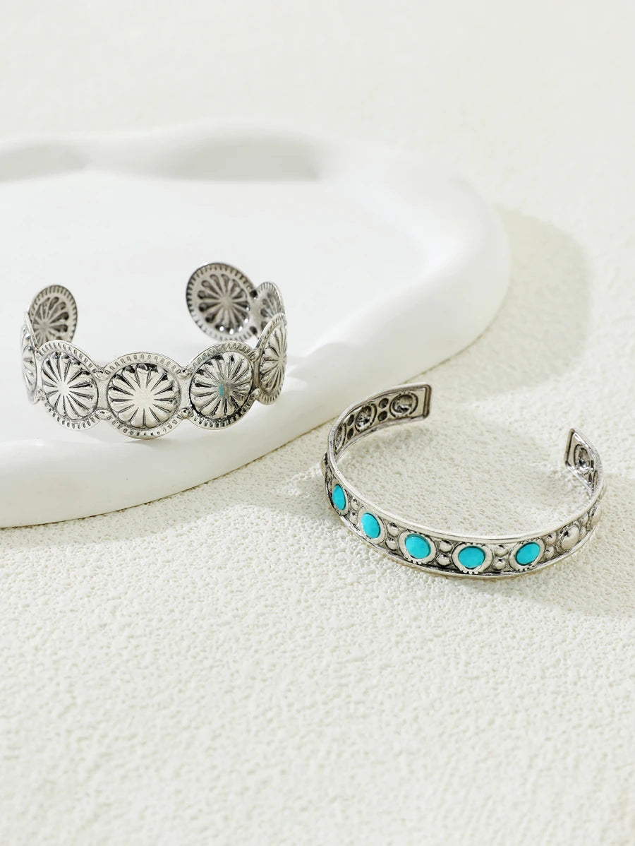 2pcs/Set Women's Western Style Carved Metal Bangle Bracelet Set